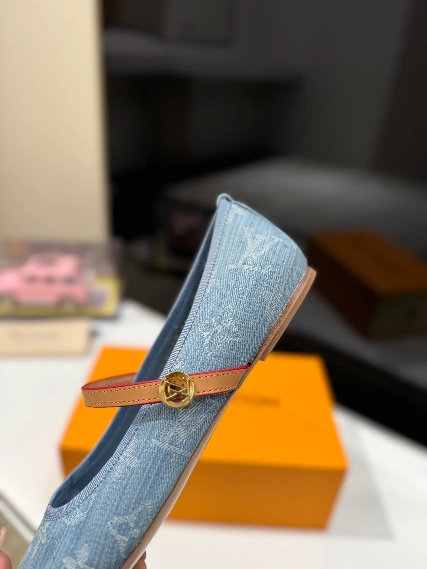 👟👟Ex-factory price 600👟👟 👟👟LV | Louis Vuitton 25𝐬𝐬 🧡💚2025 early spring new top version‼ ️The original version is the same. The counter specializes in the latest ROMY flat ballet shoes. Hard goods are new🆕 ❥Purchase level! Full of high-end feel! A popular model among bloggers at home and abroad, it’s retro and fashionable and looks amazing on your feet! Mainly recommended models on the official website★ ✅Upper: Highly customized denim/lambskin/presbyopia leather ✅Inner lining: imported sheepskin lining ✅Outsole: original Italian leather outsole ✅Shoe size: 35-39 (customized for 40, 41, 42) ✅Packaging: full set of exquisite packaging